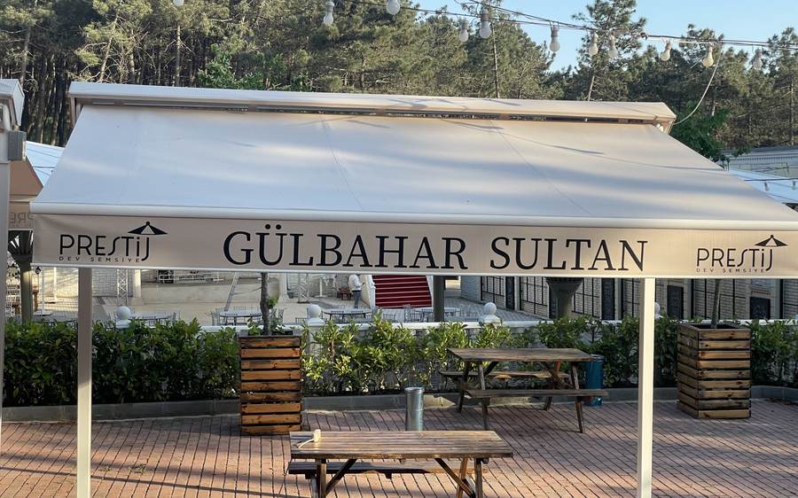 Saçağında Gülbahar Sultan yazan şemsiye
